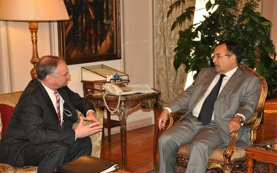   مصر اليوم - وزير الخارجية المصريّ يبحث مع سيناتور أميركيّ سُبل مكافحة الإرهاب